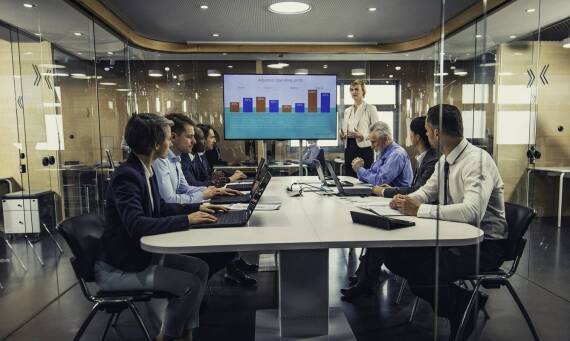 Nowoczesne technologie w sali konferencyjnej – klucz do udanych prezentacji