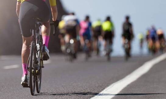 Wodoodporne torby i sakwy rowerowe: co wybrać na deszczowe dni?