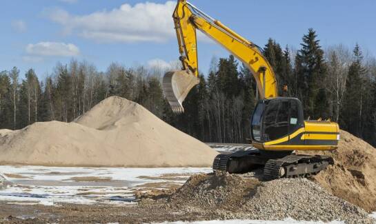 Dlaczego warto wynająć nagrzewnice na zimowe prace budowlane?