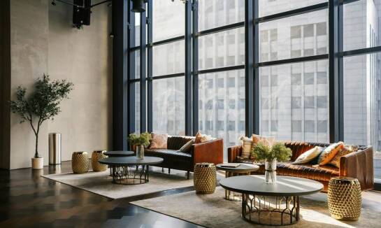 Jak dobrać kolorystykę do ozdobnej cyfry 1 w kontekście dekoracji eventowych?