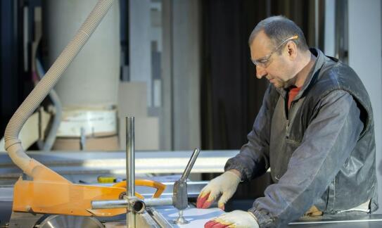 Nowoczesne technologie w produkcji frontów meblowych fornirowanych – co warto wiedzieć?