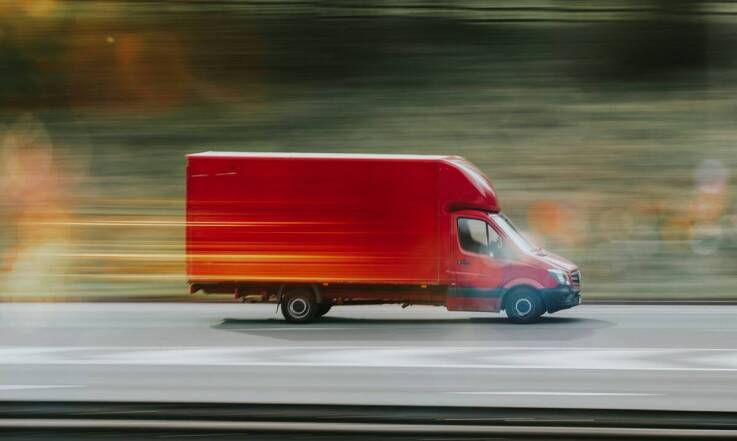 Mobilne nośniki reklamowe – jak efektywnie wykorzystać przestrzeń pojazdów?