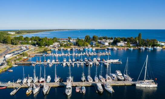 Czarter jachtów w Giżycku bez patentu: jakie są zalety tej opcji?