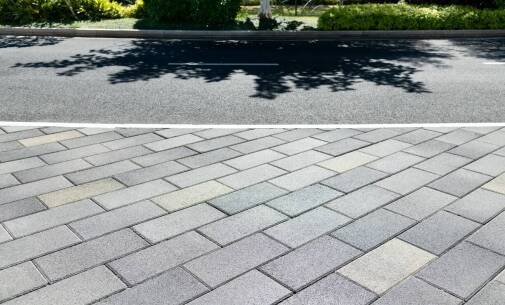 Różnorodność kolorystyczna kostki brukowej jako element estetyczny parkingów