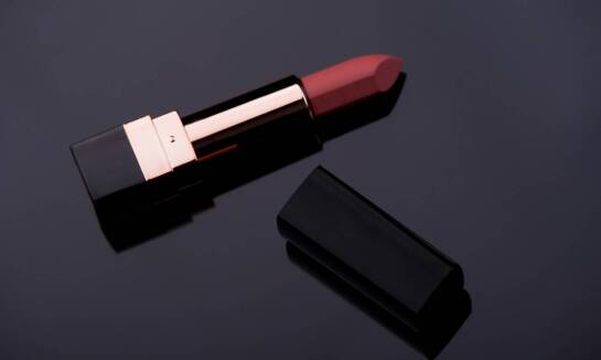 Stylizacja na wieczór z wykorzystaniem poncza rozpinanego