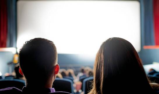 Ekran kinowy: jak rozmiar wpływa na odbiór filmów dokumentalnych?