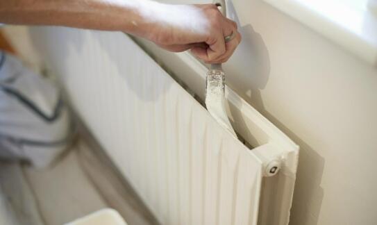 Jak proces odpowietrzania grzejników żeliwnych wpływa na rachunki za ogrzewanie?