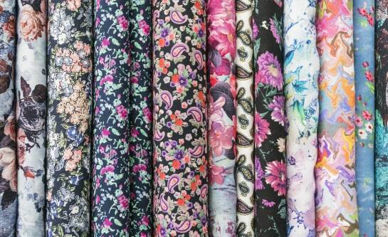 Personalizacja nadruków na torebkach materiałowych – dlaczego jest kluczowa?