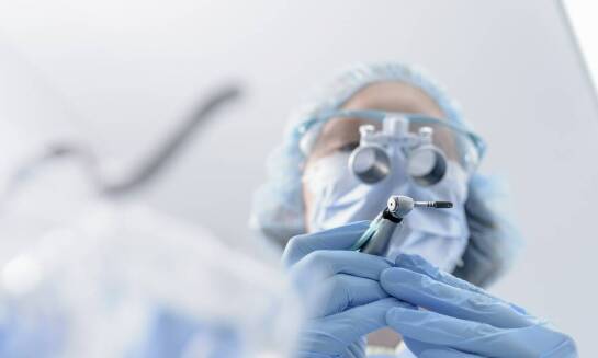 Implanty zębowe a zdrowie jamy ustnej: jakie korzyści oferują?