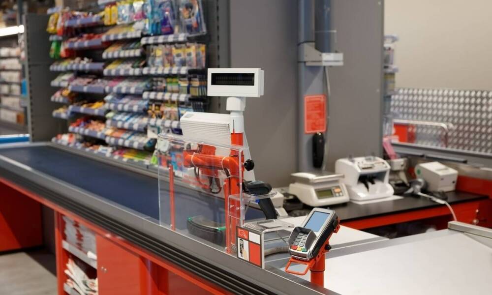 Jakie korzyści przynosi inwestycja w wysokiej jakości ekspozytory na ulotki?