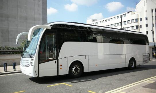 Wynajem busa 7-osobowego a organizacja transportu gości weselnych: korzyści i wyzwania