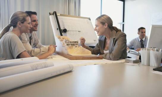 Jak agencja nieruchomości pomaga w procesie zakupu domu?