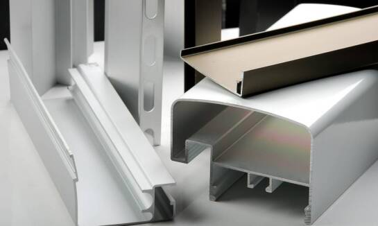 Porównanie materiałów: aluminium vs styrodur w produkcji kasetonów