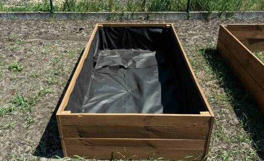 Czym wyłożyć skrzynię na warzywa?