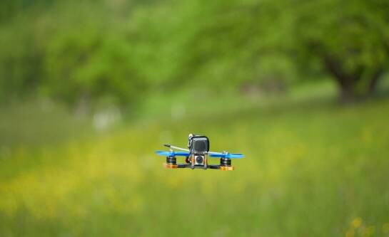 Na jakiej wysokości można latać dronem?