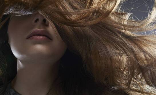 Jak ziołowe składniki farb wpływają na kondycję krótkich włosów w miodowym blondzie?