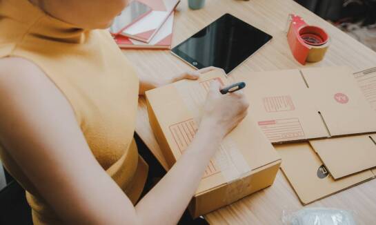 Jak opakowania tekturowe mogą wspierać branding firmy?