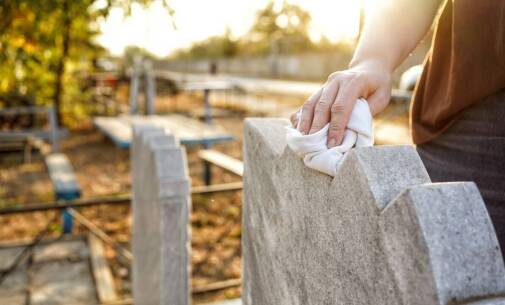Proces renowacji starych nagrobków elk
