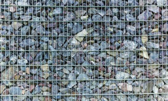 Nowoczesne wzornictwo w projektach elewacji z gabionów