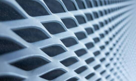 Wpływ blachy aluminiowej perforowanej na poprawę bezpieczeństwa przestrzeni publicznych