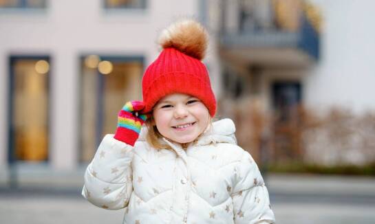 Czapka z daszkiem dla dzieci – jak zapewnia ochronę przed promieniowaniem UV?