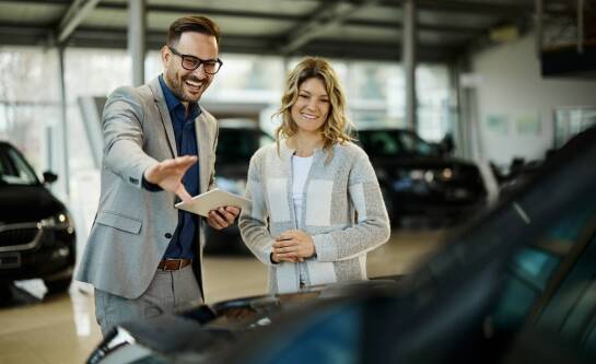 Jak Toyota Bonkowscy Poznań wspiera klientów przy zakupie samochodów używanych?