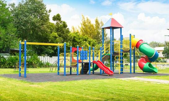 Atrakcje dla dzieci w domkach letniskowych - plac zabaw i więcej