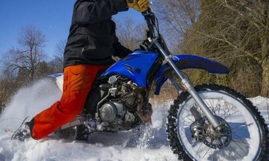 Komfort noszenia plecaka motocyklowego podczas jazdy w różnym terenie