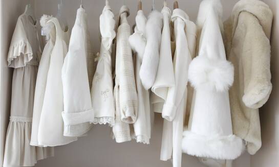 Wełniane płaszcze zimowe – jakie detale dodają im elegancji?