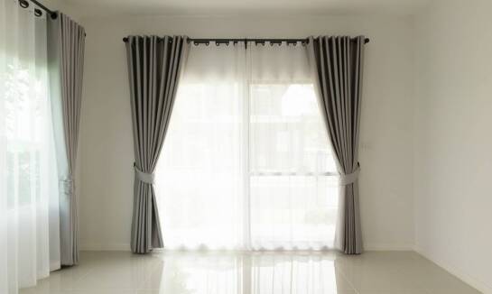 Funkcjonalność karniszy sufitowych w małych pomieszczeniach – inspiracje i porady