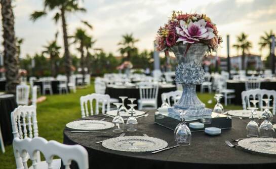 Catering na imprezy plenerowe w rezydencji widokowej – co warto wiedzieć?