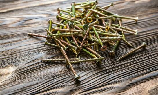 Jakie są najważniejsze wyzwania w stosowaniu śrub montażowych?