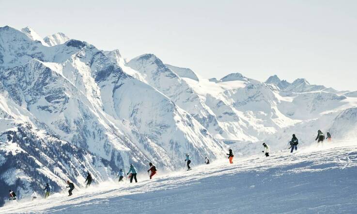 Jakie atrakcje dodatkowe oferują ośrodki narciarskie przy rezerwacji pakietów z przelotem?