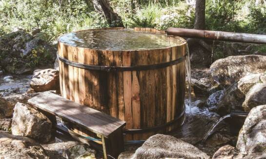 Poradnik dbania o jacuzzi ogrodowe ogrzewane drewnem