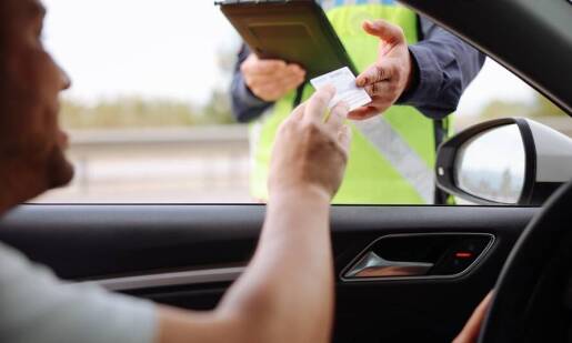 Kto ponosi koszty mandatu otrzymanego przez kierowcę zawodowego - pracownik czy pracodawca?