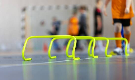Jak barierki chodnikowe wpływają na bezpieczeństwo pieszych podczas wydarzeń sportowych?