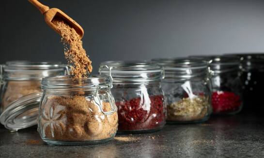 Współpraca hurtowa – korzyści ze stosowania suszonych ziół w gastronomii