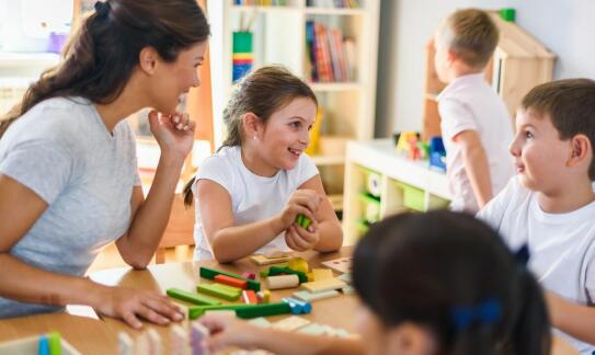 Jak nasza placówka dba o wszechstronny rozwój dzieci poprzez edukację językową?