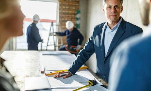 Wybór betonu posadzkowego a wymagania techniczne projektów budowlanych