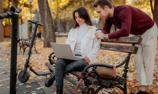Z czym nosić czarną spódnicę sztruksową, aby stworzyć elegancki look?