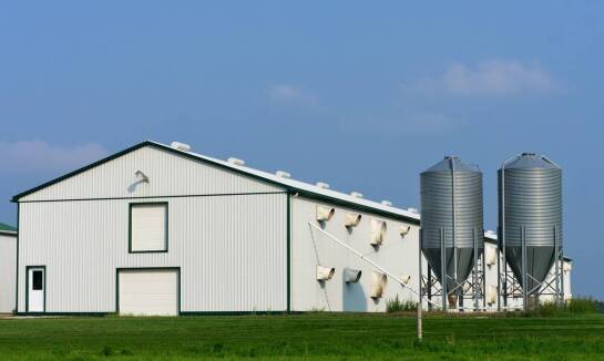 Betonowy zbiornik na gnojowicę – jakie są wymagania techniczne przy montażu?