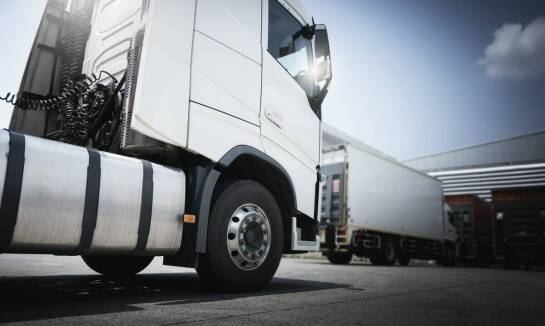Znaczenie prawidłowego oznakowania ciężarówek w kontekście francuskiego prawa transportowego