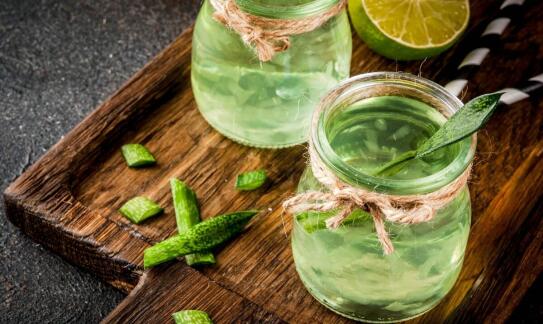 Napój aloesowy z cząstkami aloesu jako element zdrowej diety wegańskiej