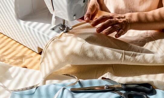 Krawcowa firany a nowoczesne technologie w dekoracji wnętrz