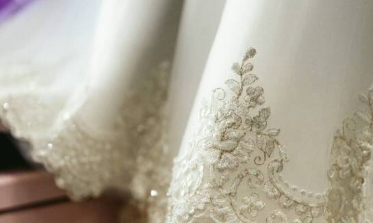 Jakie welony są najbardziej uniwersalne i pasują do różnych stylów sukien?