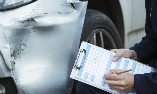 Dlaczego warto znać procedury ubezpieczeniowe po wypadku drogowym?