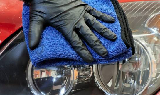 Dlaczego polerowanie samochodu jest kluczowe dla utrzymania blasku?