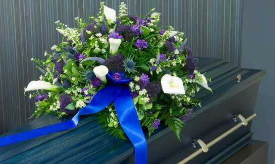 Organizacja pogrzebu z oprawą kwiatową – co warto wiedzieć?