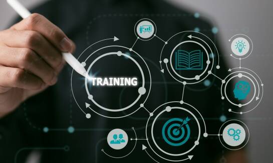 Jakie są etapy szkolenia na licencję holowania obiektów pływających?