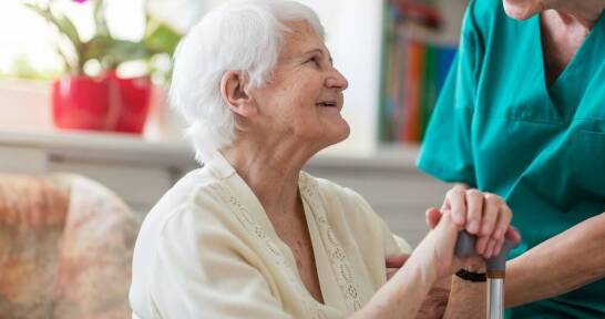 Jak dom opieki wspiera osoby z chorobami przewlekłymi i demencją?